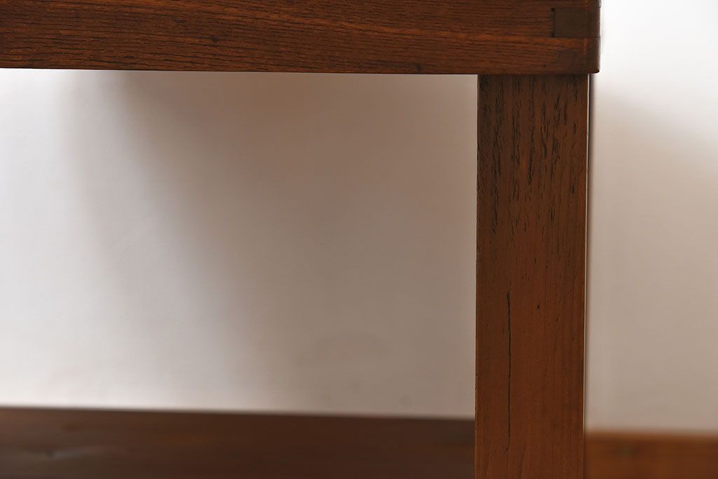 レトロ家具　昭和レトロ　シンプルなデザインの丸型アンティークカフェテーブル