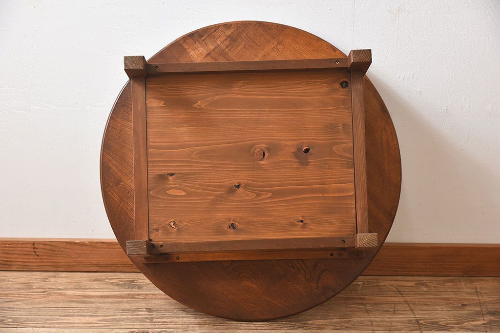 レトロ家具　昭和レトロ　シンプルなデザインの丸型アンティークカフェテーブル