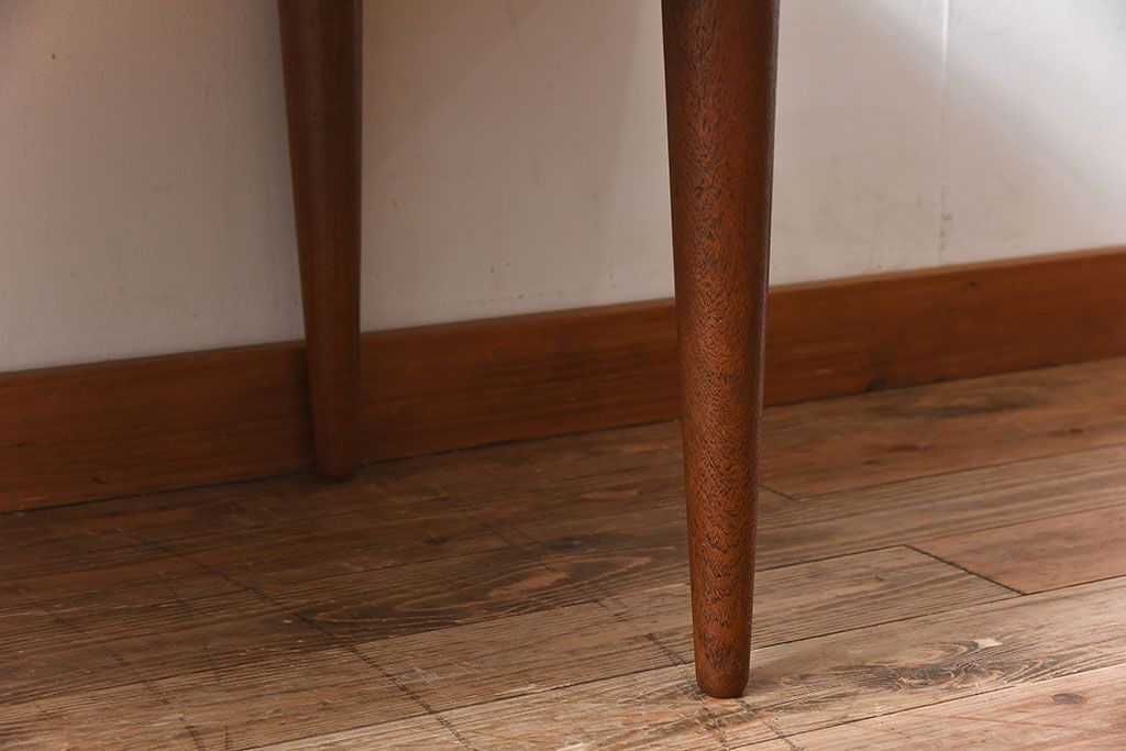 ヴィンテージ家具　北欧ビンテージ　デンマーク製　チーク材のシンプルなコーヒーテーブル