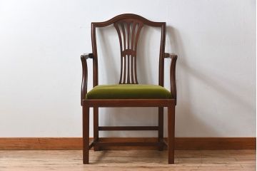 アンティーク家具　イギリスアンティーク　高級品　チーク材製のシンプルなアームチェア