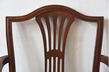 アンティーク家具　イギリスアンティーク　高級品　チーク材製のシンプルなアームチェア