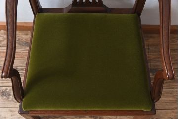 アンティーク家具　イギリスアンティーク　高級品　チーク材製のシンプルなアームチェア