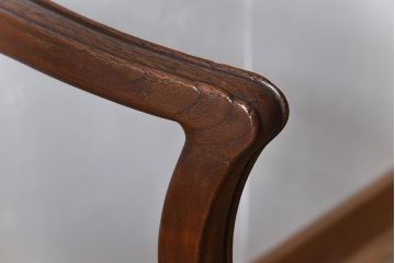 アンティーク家具　イギリスアンティーク　高級品　チーク材製のシンプルなアームチェア