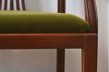 アンティーク家具　イギリスアンティーク　高級品　チーク材製のシンプルなアームチェア