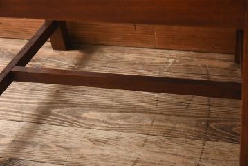 アンティーク家具　イギリスアンティーク　高級品　チーク材製のシンプルなアームチェア