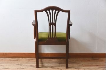 アンティーク家具　イギリスアンティーク　高級品　チーク材製のシンプルなアームチェア