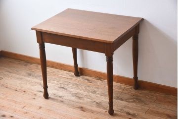 アンティーク家具　フランスアンティーク　オーク材!シンプルなデザインのカフェテーブル