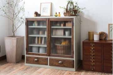 レトロ家具　レトロデザイン　モールガラス!アンティークペイント戸棚(収納棚)