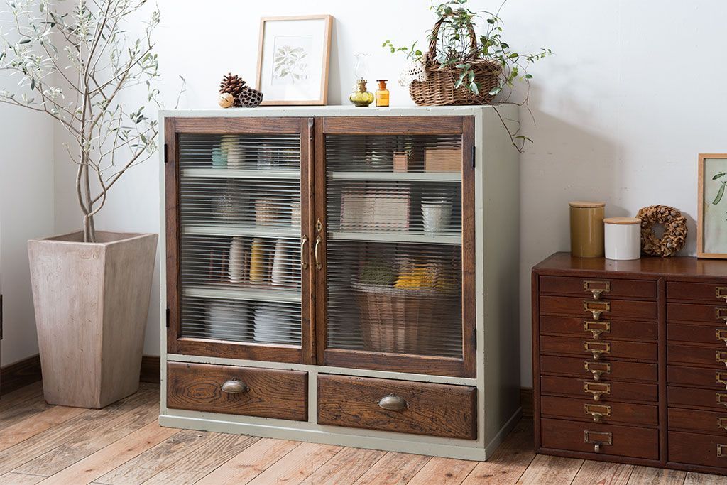 レトロ家具　レトロデザイン　モールガラス!アンティークペイント戸棚(収納棚)