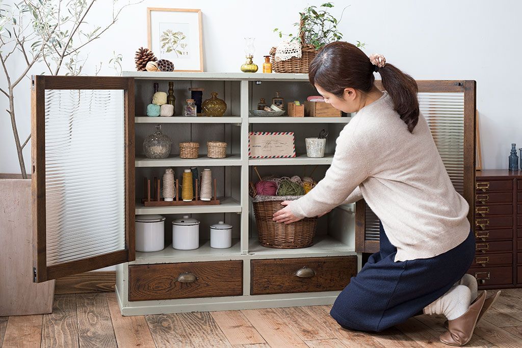 レトロ家具　レトロデザイン　モールガラス!アンティークペイント戸棚(収納棚)