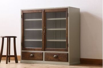 レトロ家具　レトロデザイン　モールガラス!アンティークペイント戸棚(収納棚)