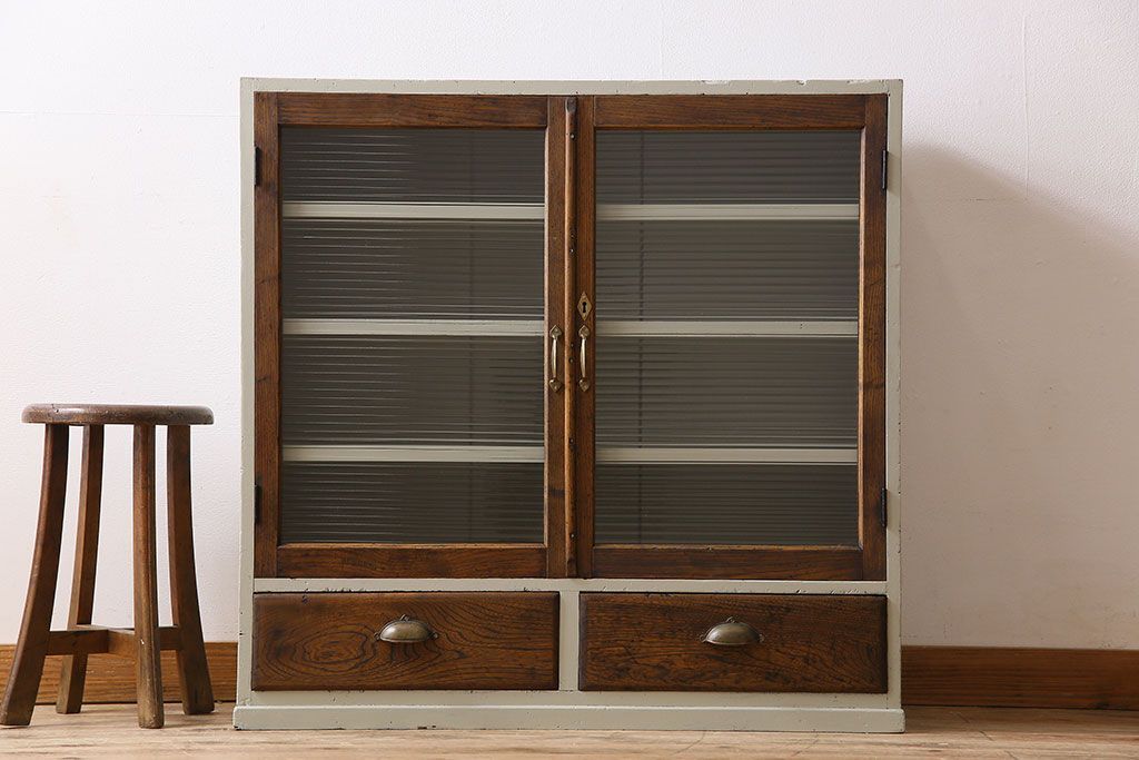 レトロ家具　レトロデザイン　モールガラス!アンティークペイント戸棚(収納棚)