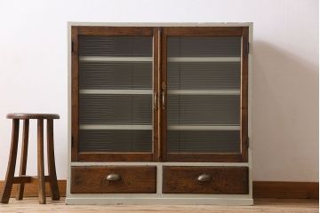 レトロ家具　レトロデザイン　モールガラス!アンティークペイント戸棚(収納棚)