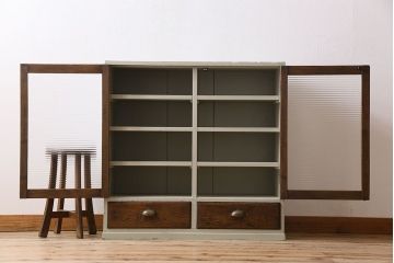 レトロ家具　レトロデザイン　モールガラス!アンティークペイント戸棚(収納棚)