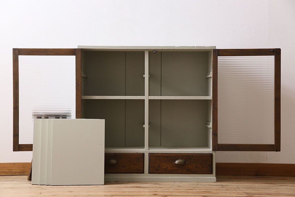 レトロ家具　レトロデザイン　モールガラス!アンティークペイント戸棚(収納棚)
