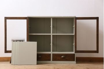 レトロ家具　レトロデザイン　モールガラス!アンティークペイント戸棚(収納棚)