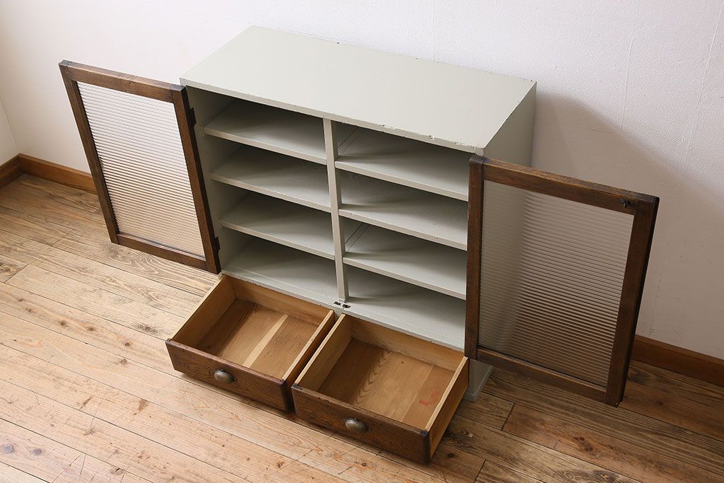 レトロ家具　レトロデザイン　モールガラス!アンティークペイント戸棚(収納棚)