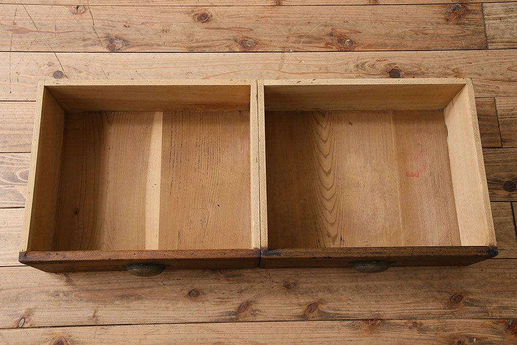 レトロ家具　レトロデザイン　モールガラス!アンティークペイント戸棚(収納棚)