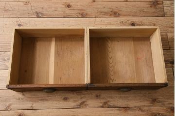 レトロ家具　レトロデザイン　モールガラス!アンティークペイント戸棚(収納棚)