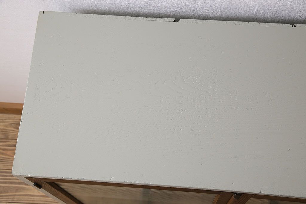 レトロ家具　レトロデザイン　モールガラス!アンティークペイント戸棚(収納棚)