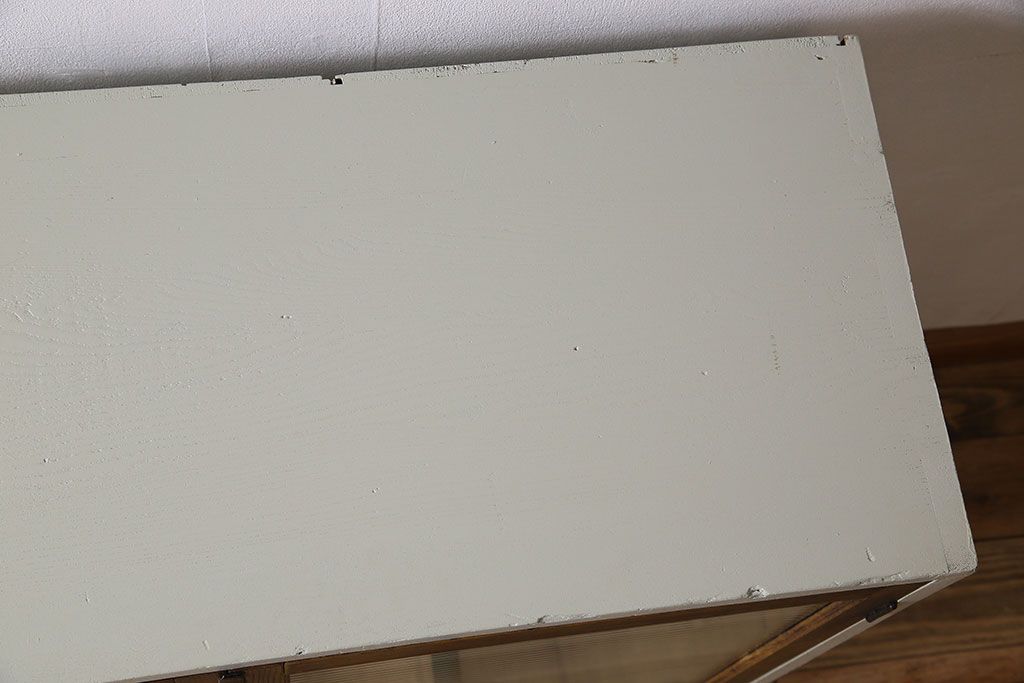 レトロ家具　レトロデザイン　モールガラス!アンティークペイント戸棚(収納棚)