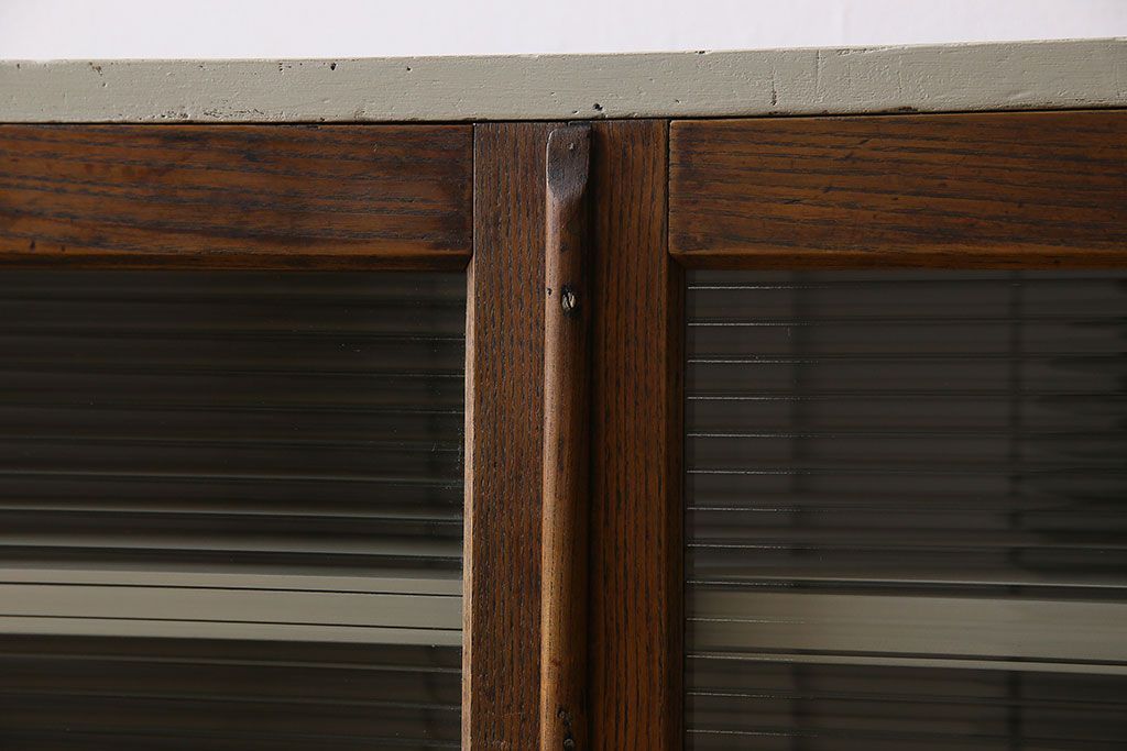 レトロ家具　レトロデザイン　モールガラス!アンティークペイント戸棚(収納棚)