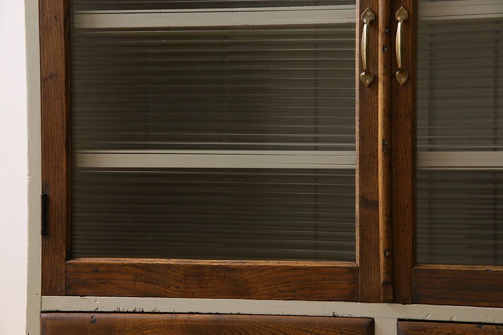 レトロ家具　レトロデザイン　モールガラス!アンティークペイント戸棚(収納棚)