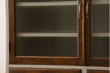 レトロ家具　レトロデザイン　モールガラス!アンティークペイント戸棚(収納棚)