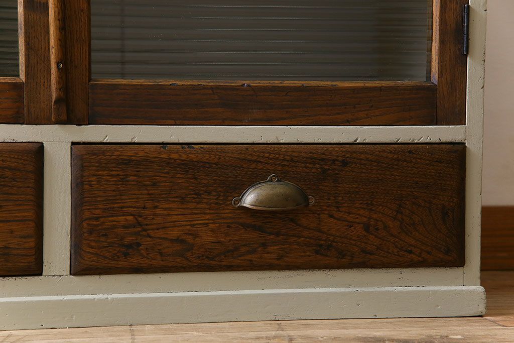 レトロ家具　レトロデザイン　モールガラス!アンティークペイント戸棚(収納棚)