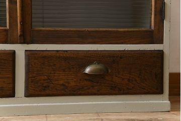 レトロ家具　レトロデザイン　モールガラス!アンティークペイント戸棚(収納棚)