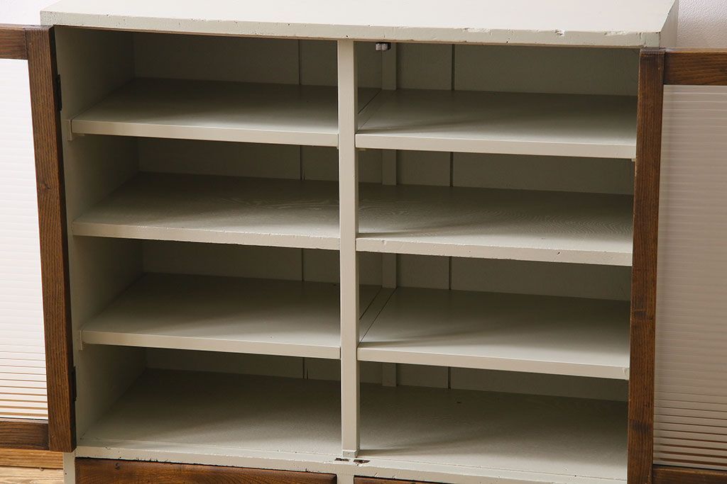 レトロ家具　レトロデザイン　モールガラス!アンティークペイント戸棚(収納棚)