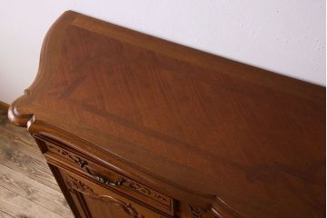 ヴィンテージ家具　フランスビンテージ　パーケット天板　マホガニー材製　彫刻が美しい特大サイドボード