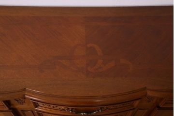 ヴィンテージ家具　フランスビンテージ　パーケット天板　マホガニー材製　彫刻が美しい特大サイドボード