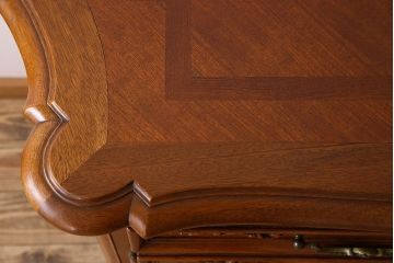ヴィンテージ家具　フランスビンテージ　パーケット天板　マホガニー材製　彫刻が美しい特大サイドボード