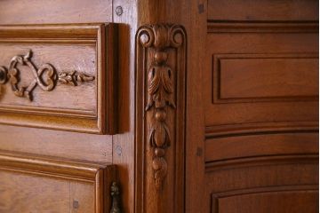 ヴィンテージ家具　フランスビンテージ　パーケット天板　マホガニー材製　彫刻が美しい特大サイドボード