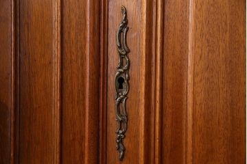 ヴィンテージ家具　フランスビンテージ　パーケット天板　マホガニー材製　彫刻が美しい特大サイドボード