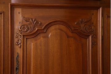 ヴィンテージ家具　フランスビンテージ　パーケット天板　マホガニー材製　彫刻が美しい特大サイドボード