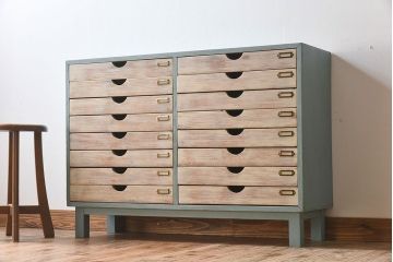 ヴィンテージ家具　ネームプレート付き!　イギリスビンテージ　古い木製の脚付きドロワー(引き出し)