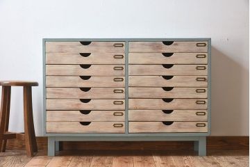 ヴィンテージ家具　ネームプレート付き!　イギリスビンテージ　古い木製の脚付きドロワー(引き出し)