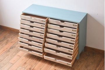 ヴィンテージ家具　ネームプレート付き!　イギリスビンテージ　古い木製の脚付きドロワー(引き出し)