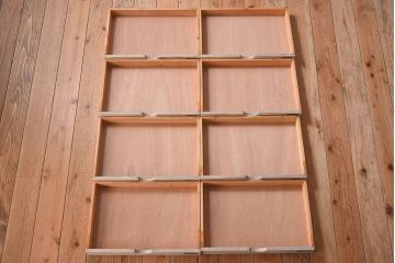 ヴィンテージ家具　ネームプレート付き!　イギリスビンテージ　古い木製の脚付きドロワー(引き出し)