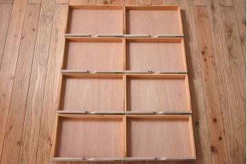 ヴィンテージ家具　ネームプレート付き!　イギリスビンテージ　古い木製の脚付きドロワー(引き出し)