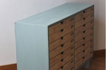 ヴィンテージ家具　ネームプレート付き!　イギリスビンテージ　古い木製の脚付きドロワー(引き出し)