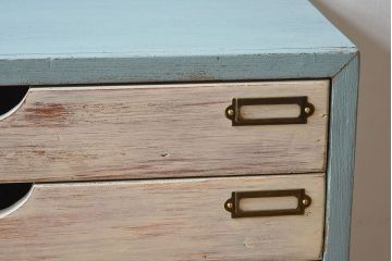 ヴィンテージ家具　ネームプレート付き!　イギリスビンテージ　古い木製の脚付きドロワー(引き出し)