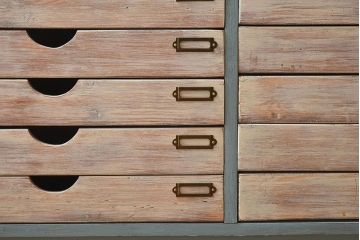ヴィンテージ家具　ネームプレート付き!　イギリスビンテージ　古い木製の脚付きドロワー(引き出し)