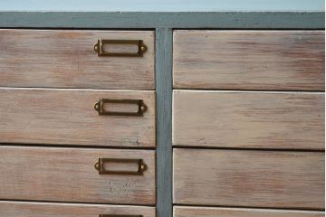 ヴィンテージ家具　ネームプレート付き!　イギリスビンテージ　古い木製の脚付きドロワー(引き出し)