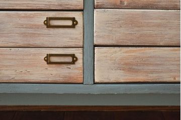 ヴィンテージ家具　ネームプレート付き!　イギリスビンテージ　古い木製の脚付きドロワー(引き出し)