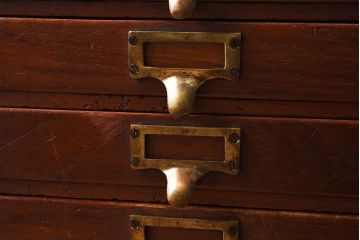 アンティーク家具　ネームプレート付き!イギリスアンティーク　レトロなドロワー(引き出し、チェスト)