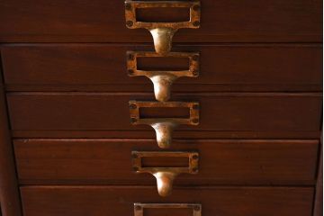 アンティーク家具　ネームプレート付き!イギリスアンティーク　レトロなドロワー(引き出し、チェスト)