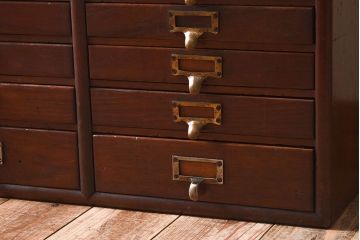 アンティーク家具　ネームプレート付き!イギリスアンティーク　レトロなドロワー(引き出し、チェスト)